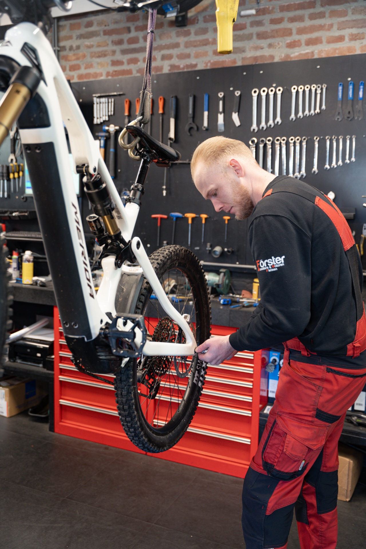 Monteur in onze werkplaats
